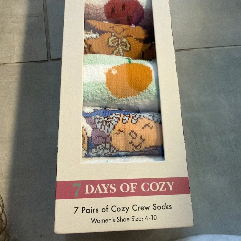 STRAWBERRY SHORTCAKE 7 PAIRS OF COZY CREW SOCKS SHOE SIZE 4-10